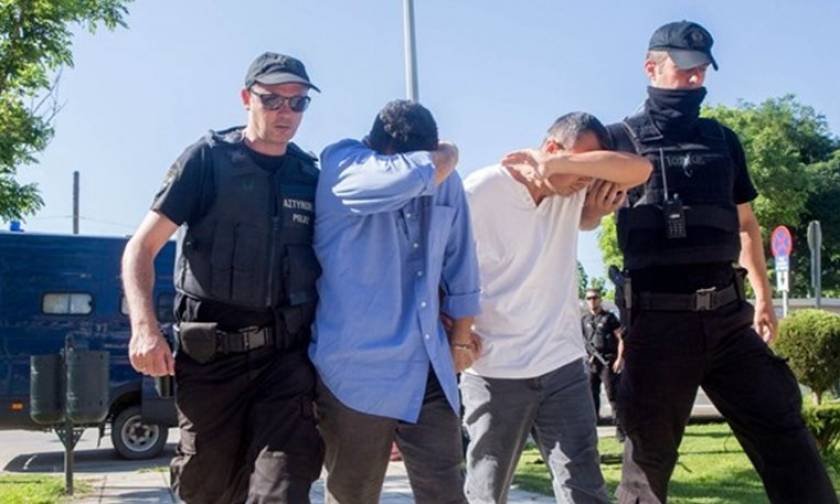 Προσωρινά κρατούμενοι οι Tούρκοι στρατιωτικοί μετά την έναρξη της διαδικασίας για την έκδοσή τους