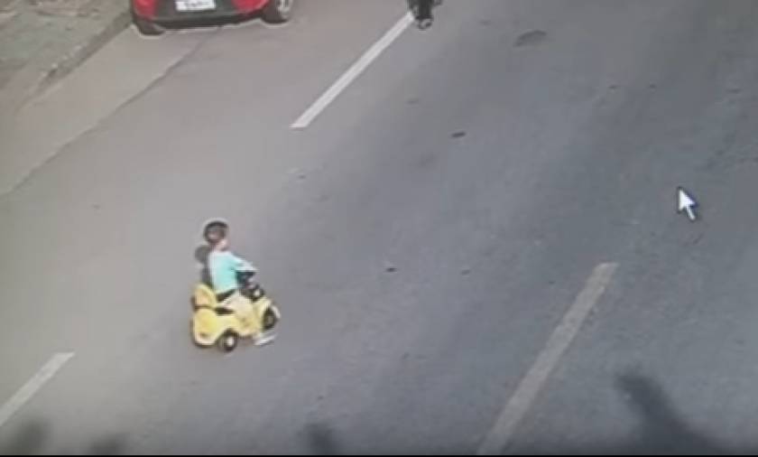 Σοκ στην Κίνα: Αγοράκι οδηγεί το αυτοκινητάκι του στη μέση μεγάλου αυτοκινητόδρομου (video)