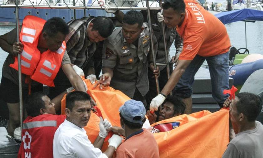 Τραγωδία στην Ινδονησία: 54 νεκροί από τη βύθιση ταχύπλοου που μετέφερε παράνομους μετανάστες