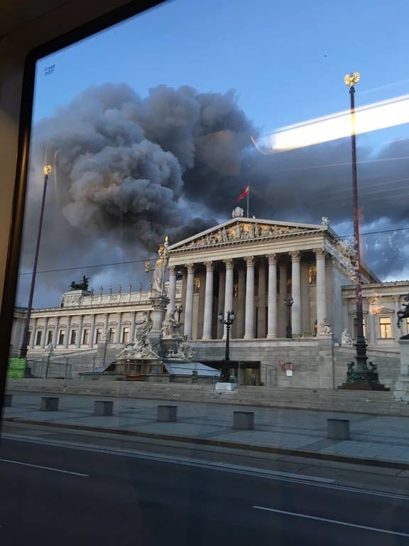 Στις φλόγες το αυστριακό κοινοβούλιο