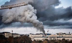 Στις φλόγες το αυστριακό κοινοβούλιο (Pics+Vids)