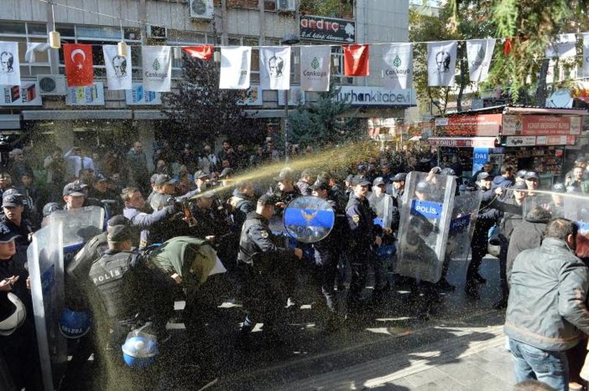 Τουρκία: Προφυλακίστηκε ο Ντεμιρτάς - Η αστυνομία διέλυσε με πραγματικές σφαίρες διαδήλωση (vid)