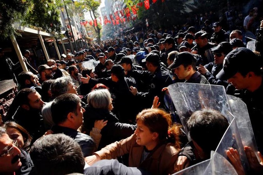 Τουρκία: Προφυλακίστηκε ο Ντεμιρτάς - Η αστυνομία διέλυσε με πραγματικές σφαίρες διαδήλωση (vid)