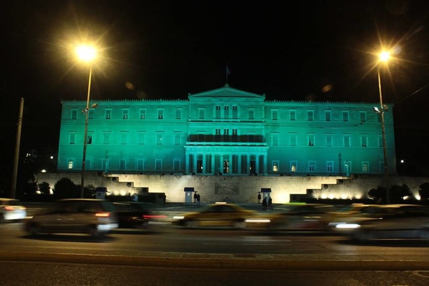 Εντυπωσιακές εικόνες: Η Βουλή έγινε... πράσινη!