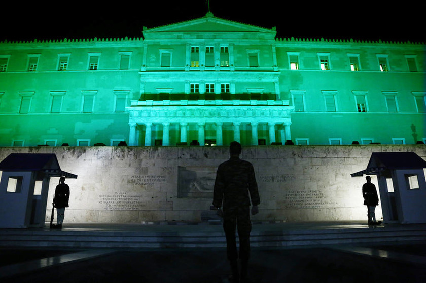 Εντυπωσιακές εικόνες: Η Βουλή έγινε... πράσινη!
