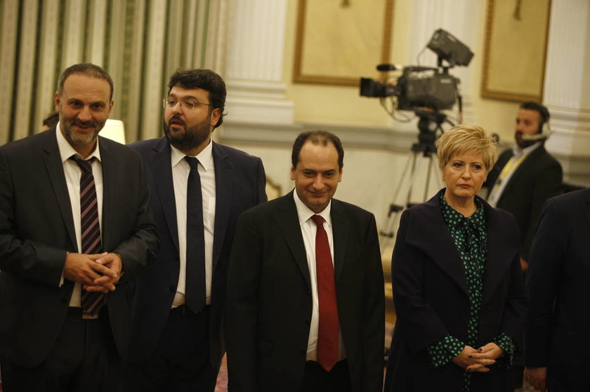 Ανασχηματισμός: Ορκίστηκαν τα μέλη της νέας κυβέρνησης (pics+vid)