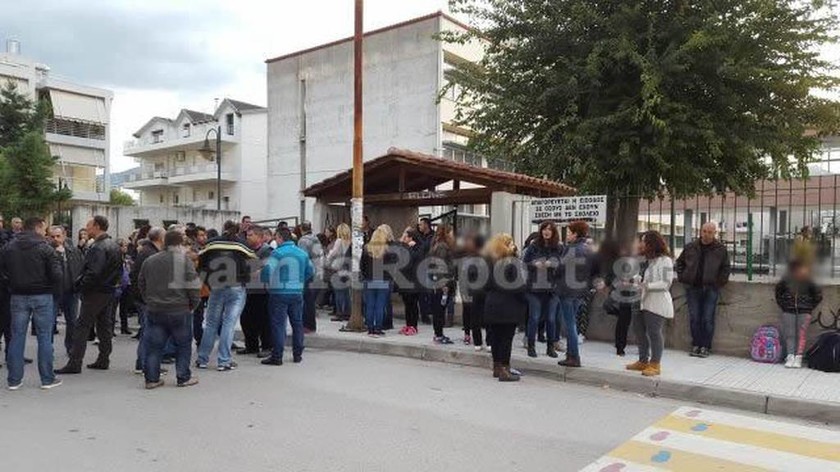 Λαμία: Γονείς κατά προσφυγόπουλων μαθητών έξω από δημοτικό σχολείο (pics)