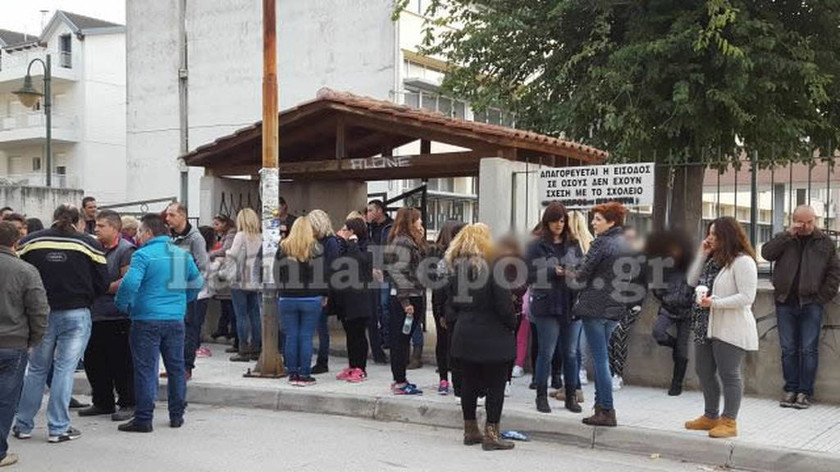 Λαμία: Γονείς κατά προσφυγόπουλων μαθητών έξω από δημοτικό σχολείο (pics)