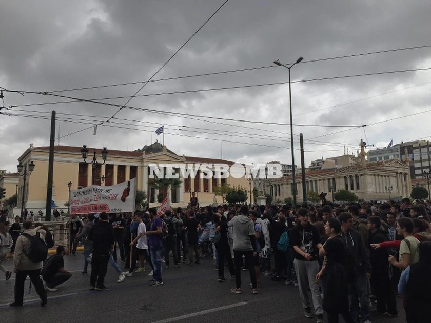 Σε εξέλιξη το μεγάλο μαθητικό συλλαλητήριο στα Προπύλαια (photo - video)