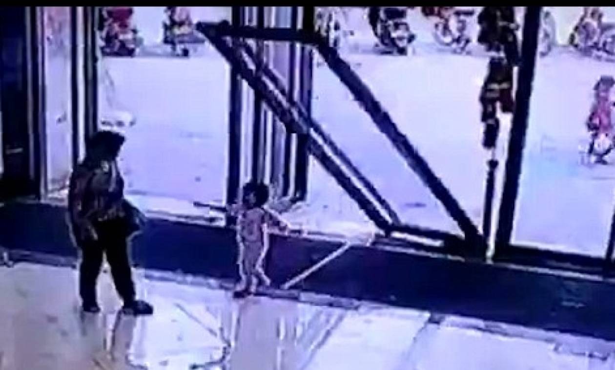 Βίντεο σοκ: Γυάλινη πόρτα ισοπέδωσε 3χρονη σε εμπορικό κέντρο!