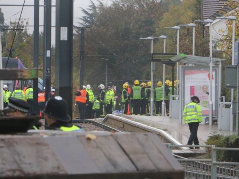 ΤΩΡΑ: Ανετράπη τραμ στο Λονδίνο - Παγιδευμένοι επιβάτες (pics)