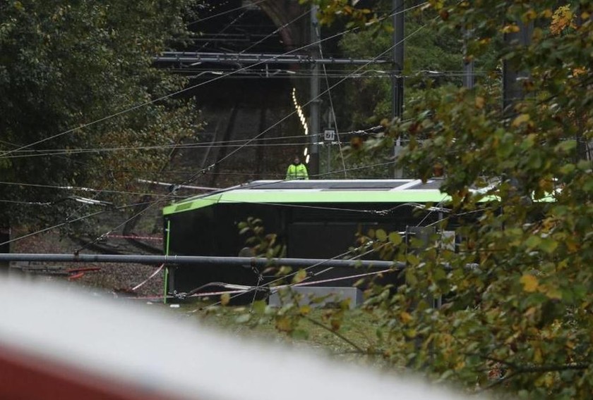 Ανατροπή τραμ στο Λονδίνο: «Υπάρχουν νεκροί»