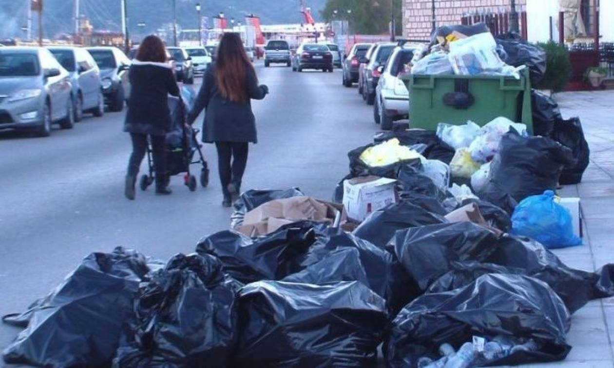 Χάος με τα σκουπίδια στους δρόμους της Ζακύνθου