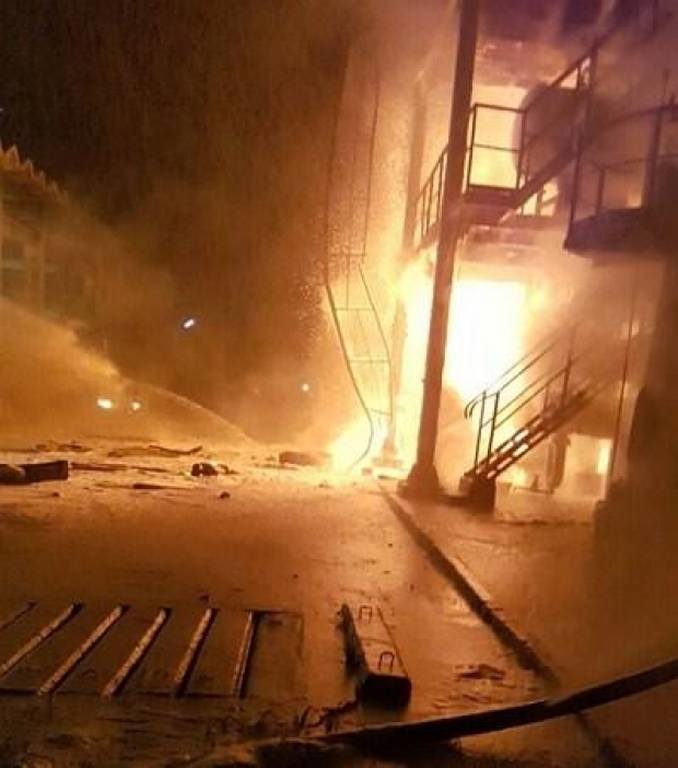 Αλβανία: Ισχυρή έκρηξη σε διυλιστήρια πετρελαίου – Τουλάχιστον ένας νεκρός (Pics+Vids)
