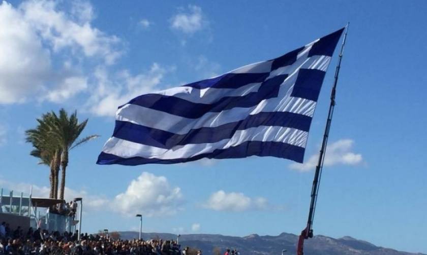 Ανατριχίλα: Δείτε την τεράστια ελληνική σημαία που υψώθηκε στο Ηράκλειο (photos&video)