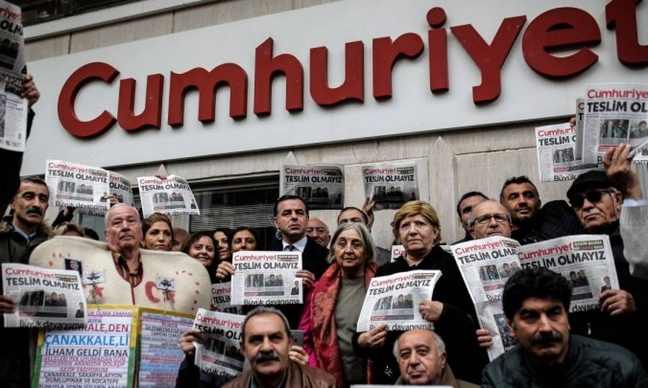 Τουρκία: Χειροπέδες και στον πρόεδρο του διοικητικού συμβουλίου της εφημερίδας Cumhuriyet