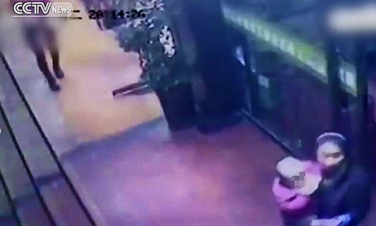 Σοκάρει το βίντεο απαγωγής βρέφους μέσα από εστιατόριο