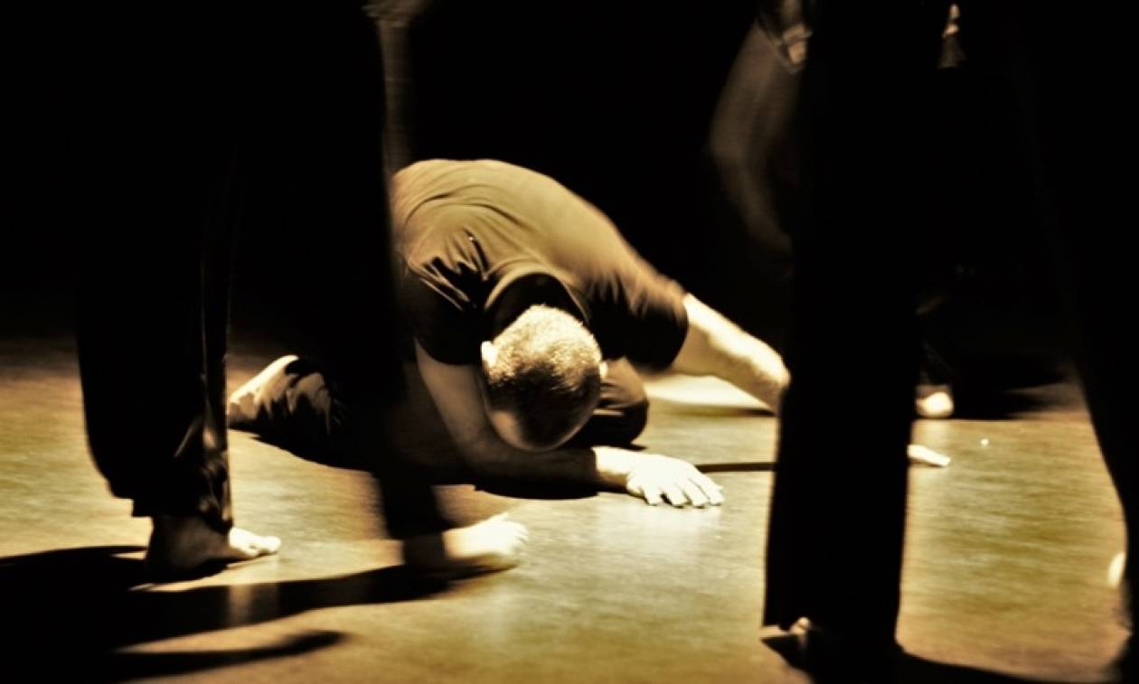 «Μ’ ακούς»: Μία χοροθεατρική παράσταση για τη βία στα χρόνια της κρίσης