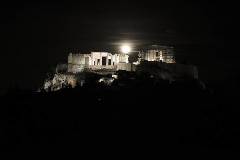 Η πιο εντυπωσιακή πανσέληνος των τελευταίων 70 ετών φώτισε τον ουρανό της Ελλάδας (photos)