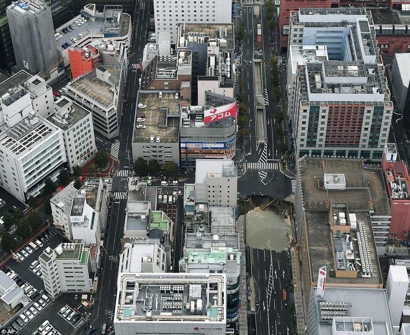 Εντυπωσιακό: Δείτε πώς έκλεισαν την τεράστια καταβόθρα στην Ιαπωνία μέσα σε δυο ημέρες! (pics+vid)