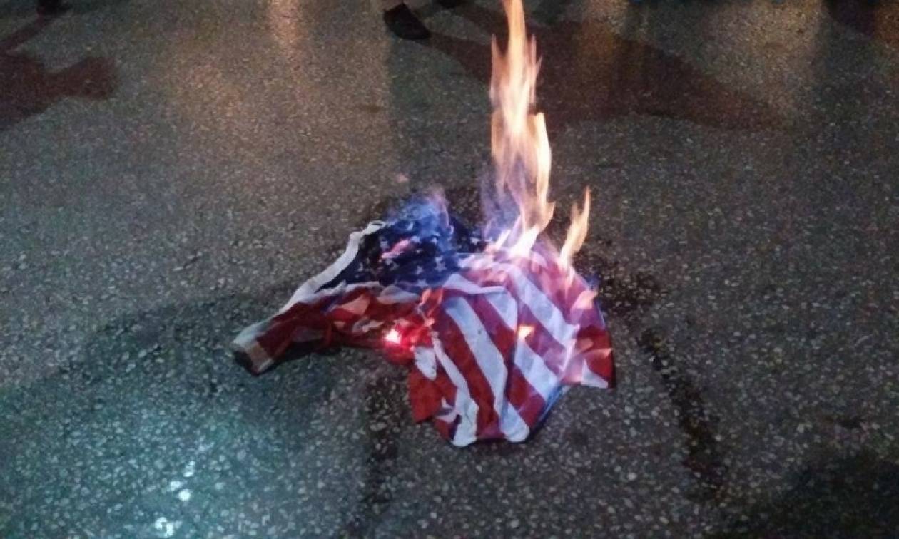 Επίσκεψη Ομπάμα: Έκαψαν την σημαία των ΗΠΑ έξω από το αμερικάνικο προξενείο Θεσσαλονίκης