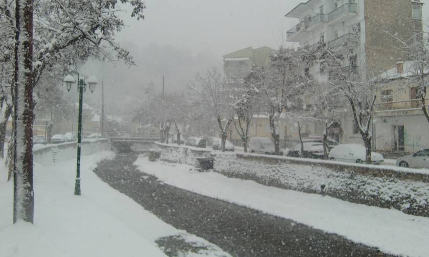 Καιρός: Δείτε πού έπεσαν τα πρώτα χιόνια στην Ελλάδα (videos&photos)