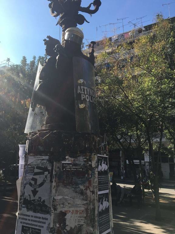 Πολυτεχνείο 1973: Διαδηλωτές άρπαξαν αστυνομικές ασπίδες και κράνη και στόλισαν άγαλμα στα Εξάρχεια