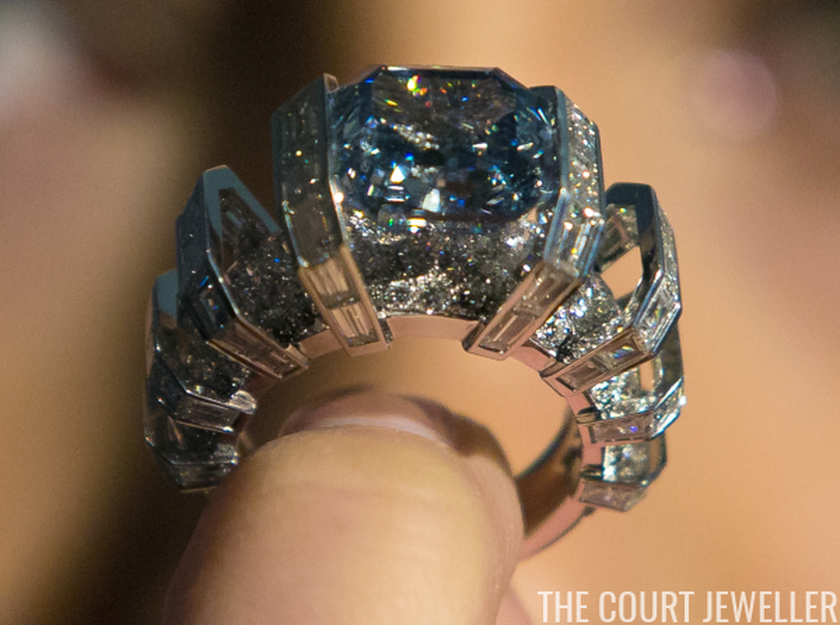 Δείτε το εξαιρετικά σπάνιο μπλε διαμάντι που πωλήθηκε για 17 εκατομμύρια δολάρια (pics)