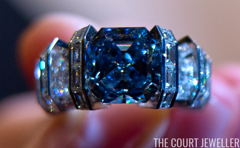Δείτε το εξαιρετικά σπάνιο μπλε διαμάντι που πωλήθηκε για 17 εκατομμύρια δολάρια (pics)