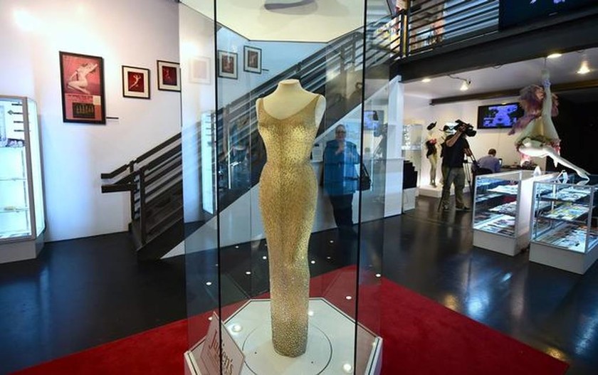Τιμή ρεκόρ για το θρυλικό φόρεμα της Μονρόε που φορούσε στα γενέθλια του Κένεντι! (pics+vid)