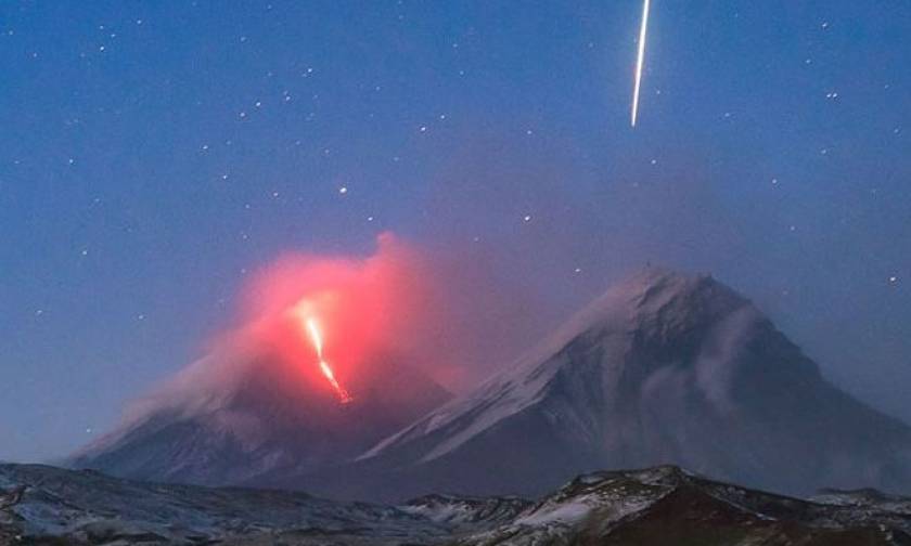 Μαγεία! Η έκρηξη ενός ηφαιστείου κι ένας μετεωρίτης καθρεφτίζονται σε λίμνη (pic)