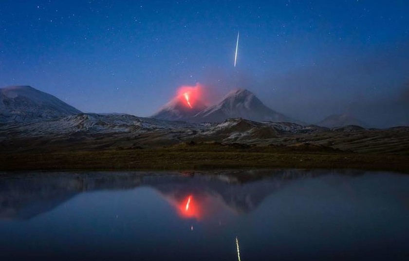 Μαγεία! Η έκρηξη ενός ηφαιστείου κι ένας μετεωρίτης καθρεφτίζονται σε λίμνη (pic)