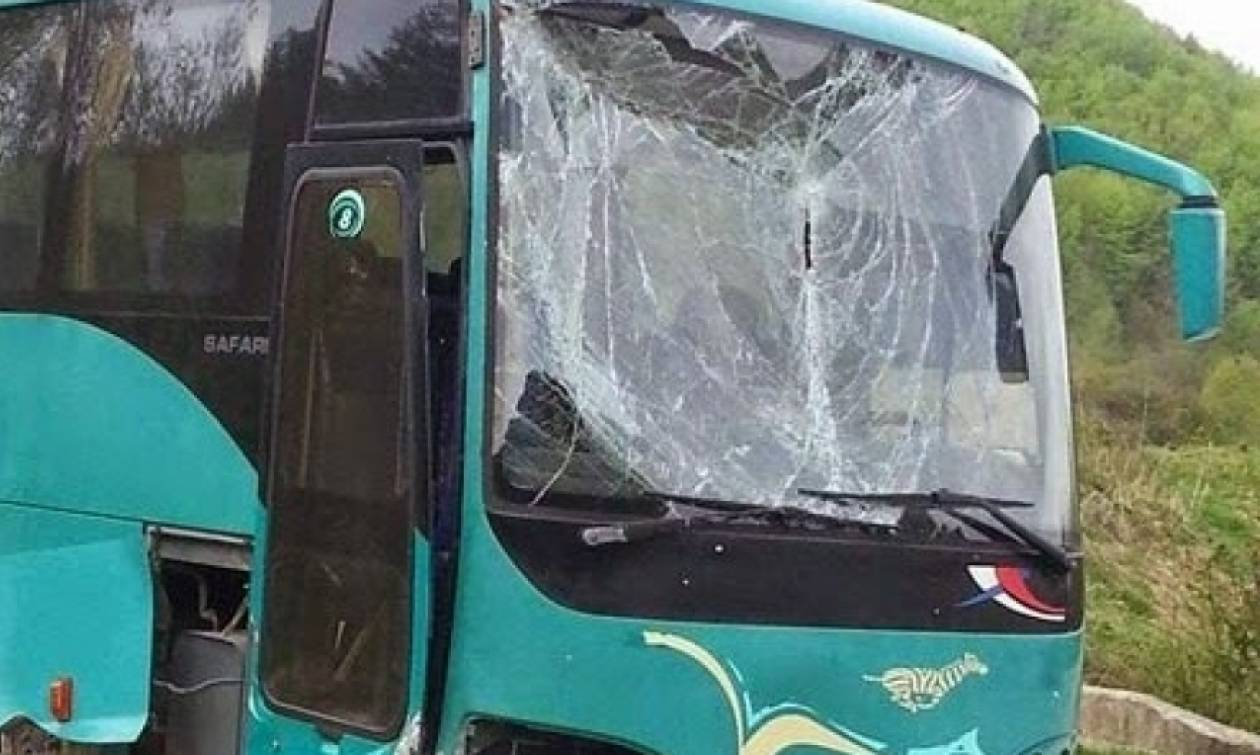 Λεωφορείο των ΚΤΕΛ συγκρούστηκε με Ι.Χ στα Τέμπη