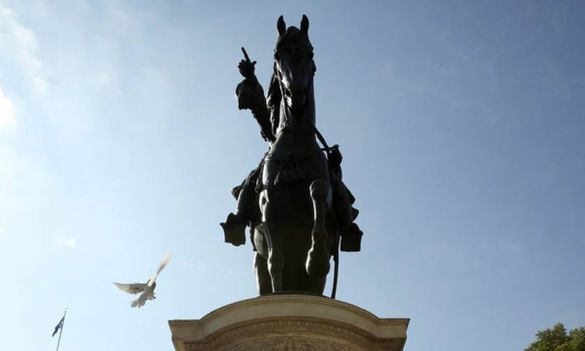 Οργή και θλίψη: Βανδάλισαν -και- το άγαλμα του Κολοκοτρώνη (pics)