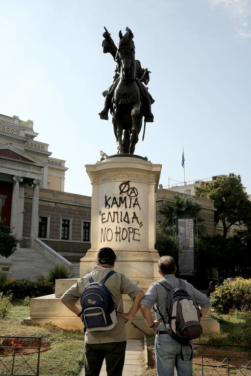 Οργή και θλίψη: Βανδάλισαν -και- το άγαλμα του Κολοκοτρώνη (pics)