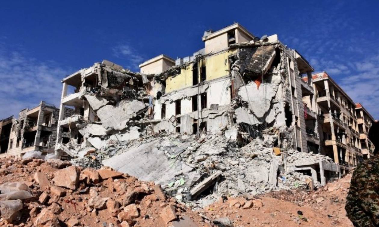 Βίντεο που συγκλονίζει: Διασώστες βγάζουν αγοράκι από τα ερείπια βομβαρδισμένου κτηρίου στο Χαλέπι
