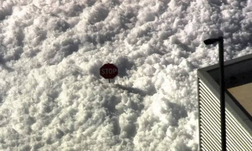 ΗΠΑ: Μια πόλη σκεπάστηκε από ένα λευκό στρώμα που δεν ήταν …χιόνι! (video&pics)
