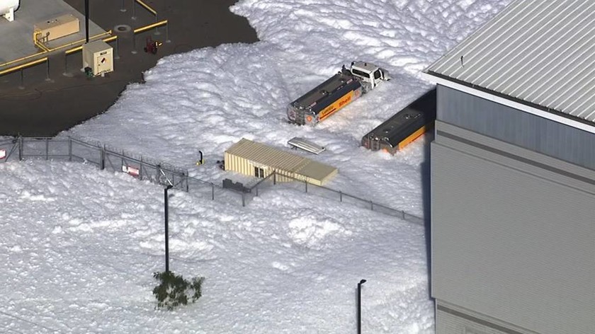 ΗΠΑ: Μια πόλη σκεπάστηκε από ένα λευκό στρώμα που δεν ήταν …χιόνι! (video&pics)