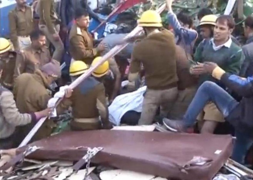 Τραγωδία στην Ινδία: Τουλάχιστον 95 νεκροί και 150 τραυματίες από εκτροχιασμό υπερταχείας