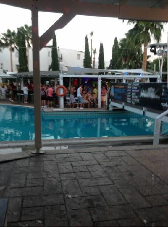 Απίστευτη καταγγελία για όργια σε γνωστό ξενοδοχείο: «Η πισίνα ήταν θολή από το σπέρμα» (photos)
