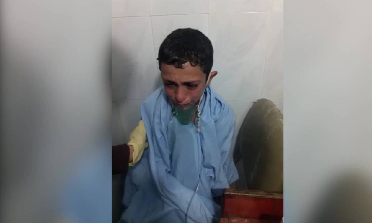 Βίντεο που ραγίζει καρδιές: «Θα πεθάνω;», ρωτάει αγοράκι μετά από επίθεση με χλώριο στη Συρία
