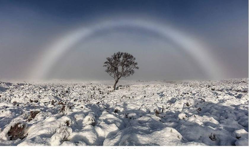 Δείτε το εξαιρετικά σπάνιο «λευκό ουράνιο τόξο» που έγινε viral (Pics)