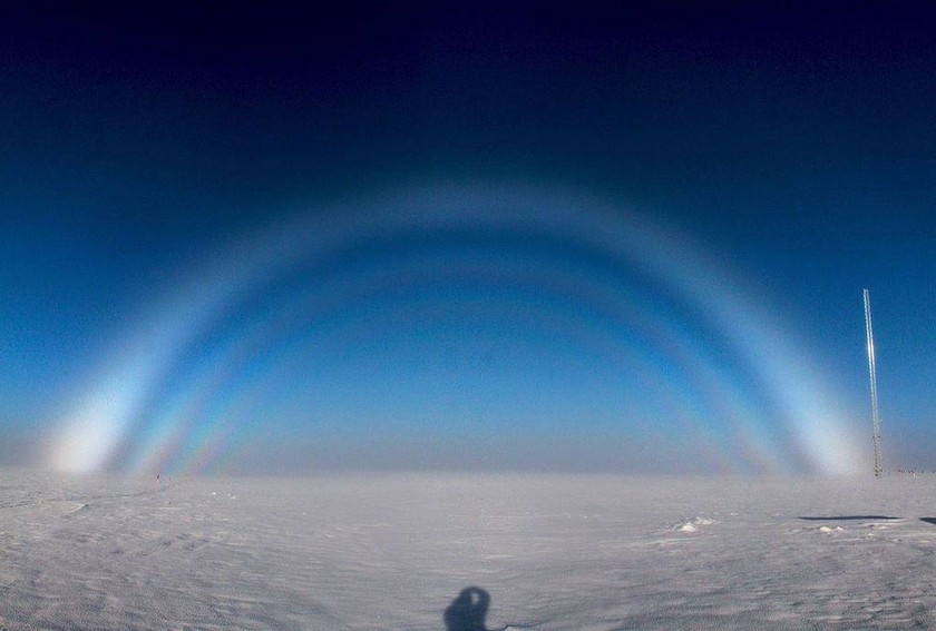 Δείτε το εξαιρετικά σπάνιο «λευκό ουράνιο τόξο» που έγινε viral (Pics)