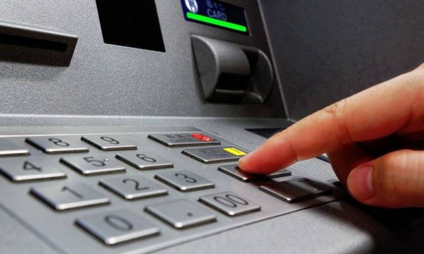 «Ανέπαφο τζακ ποτ»: Η νέα απάτη που κάνει τα ATM να βγάζουν μόνα τους χρήματα!