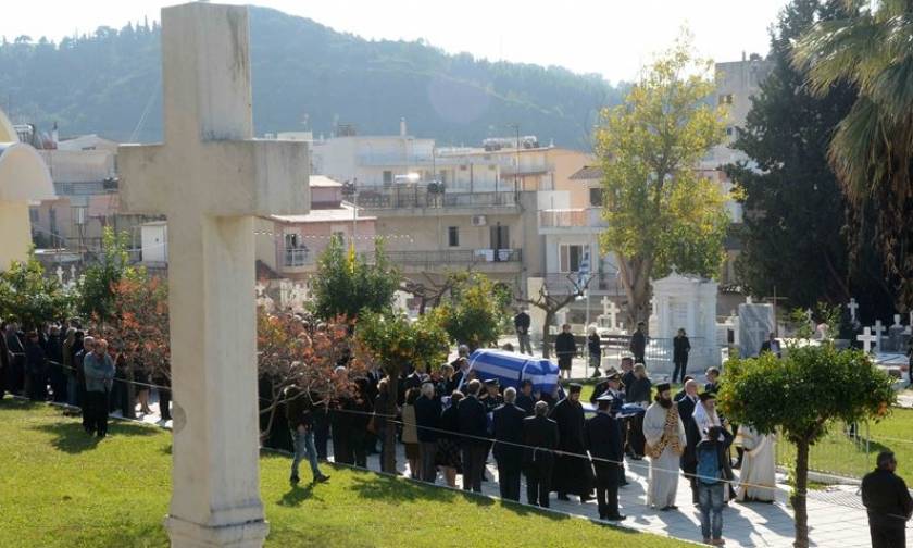 Κηδεία Στεφανόπουλου: Σε κλίμα συγκίνησης το τελευταίο αντίο στην Πάτρα (pics & vids)
