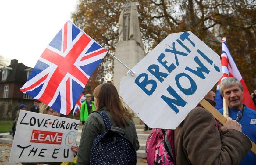 Διαδήλωση υπέρ του Brexit έξω από το βρετανικό κοινοβούλιο (pics)