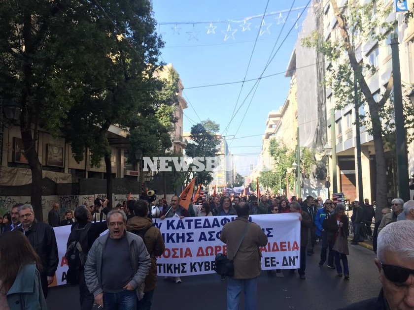 Γενική Απεργία: «Παραλύει» το κέντρο της Αθήνας - Ξεκίνησαν οι πορείες διαμαρτυρίας 