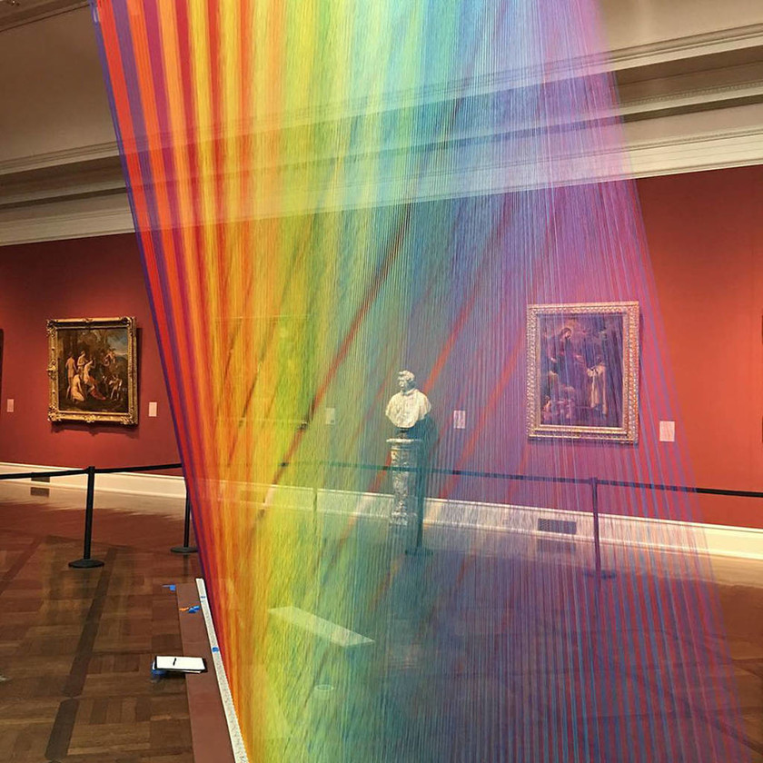 Αυτό το «παγιδευμένο» ουράνιο τόξο είναι φτιαγμένο από χιλιάδες χρωματιστές κλωστές (Pics) 