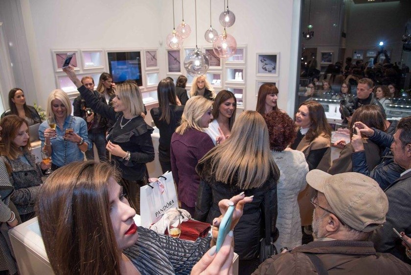 Πλήθος κόσμου στο PANDORA Concept Store στην Πάτρα τη βραδιά των εγκαινίων
