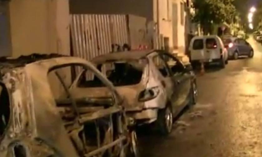 Κόλαση τα ξημερώματα στα Πετράλωνα – Επτά αυτοκίνητα τυλίχθηκαν στις φλόγες